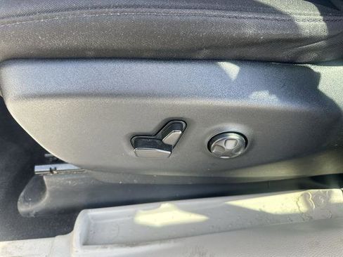 Used 2022 Chrysler Voyager LX image 14