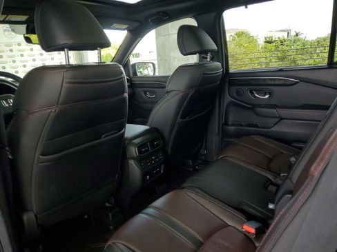 Used 2025 Honda Pilot Black Edition image 10