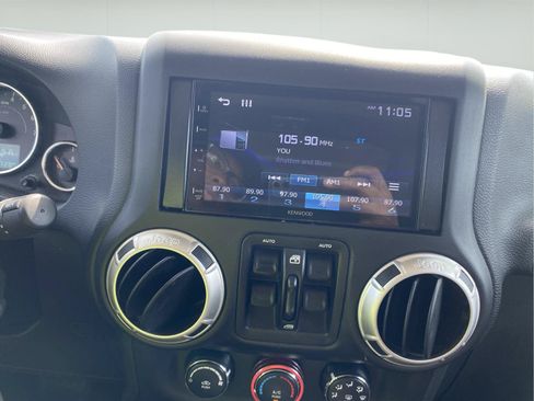 Used 2017 Jeep Wrangler Unlimited Sahara w/ Connectivity Group AWD/4WD image 31