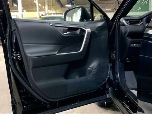 New 2025 Toyota RAV4 SE image 10