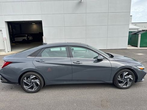 Used 2025 Hyundai Elantra Limited FWD image 14