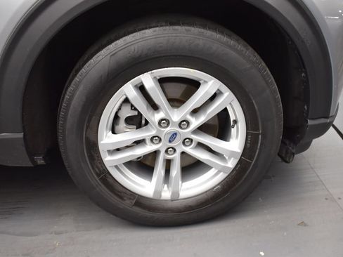 Used 2023 Ford Explorer XLT AWD/4WD image 16