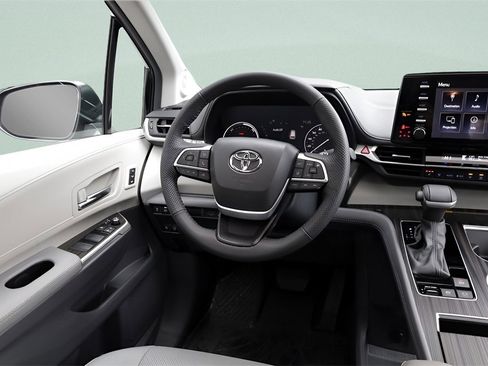Certified 2024 Toyota Sienna Limited image 34