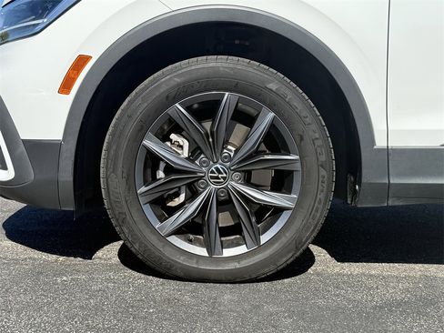 Used 2022 Volkswagen Tiguan SE image 9