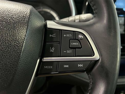 Used 2022 Toyota Highlander XSE image 25