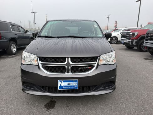 Used 2018 Dodge Grand Caravan SE FWD image 2