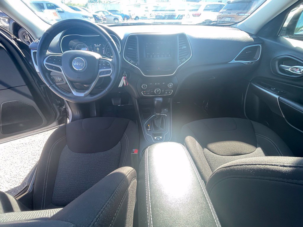 Used 2019 Jeep Cherokee Latitude w/ Cold Weather Group FWD image 3
