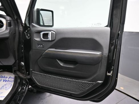 Used 2025 Jeep Wrangler Unlimited Sahara AWD/4WD image 17