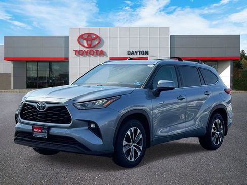 Used 2020 Toyota Highlander XLE image 2