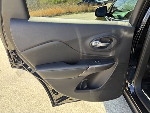 Used 2020 Jeep Cherokee Latitude Plus w/ Comfort/Convenience Group image 22