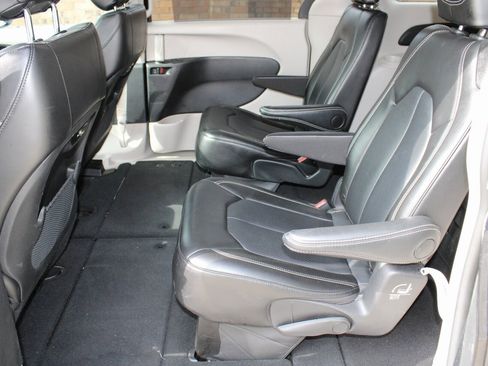 Used 2024 Chrysler Pacifica Touring-L image 5
