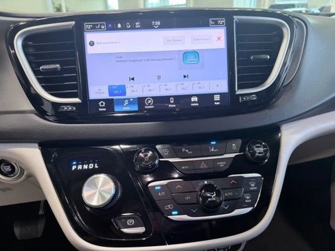 Used 2024 Chrysler Pacifica Touring-L FWD image 18