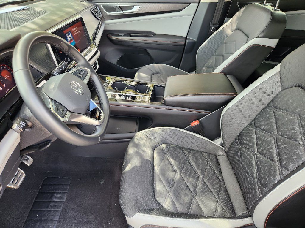 Used 2024 Volkswagen Atlas Peak Edition SEL AWD/4WD image 9