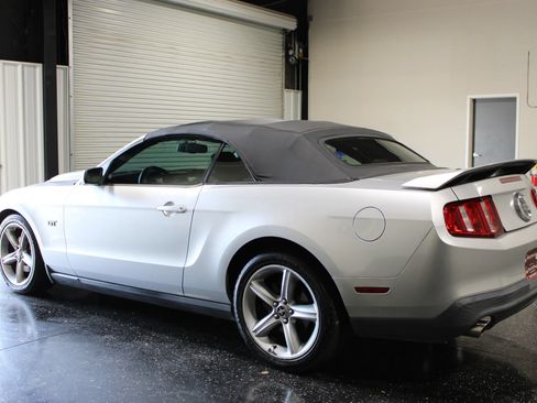 Used 2010 Ford Mustang GT RWD image 5