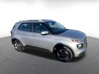 Used 2025 Hyundai Venue SEL video 2