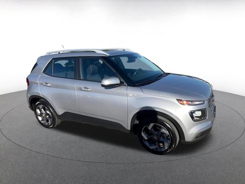 Used 2025 Hyundai Venue SEL image 2