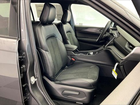 New 2025 Jeep Grand Cherokee L Altitude image 9