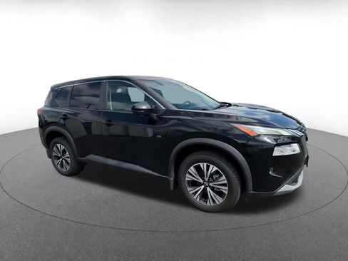 Used 2022 Nissan Rogue SV FWD image 2
