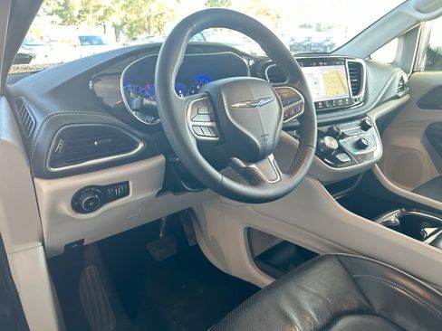 Used 2023 Chrysler Pacifica Limited FWD image 14