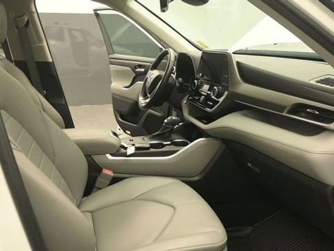 Used 2023 Toyota Highlander XLE AWD/4WD image 16