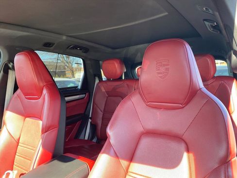 Used 2023 Porsche Cayenne Platinum Edition image 11