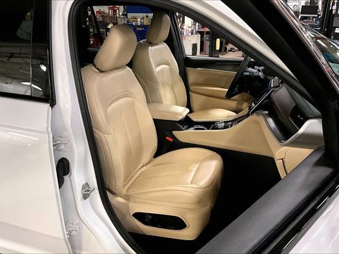 Used 2024 Jeep Grand Cherokee Limited image 7