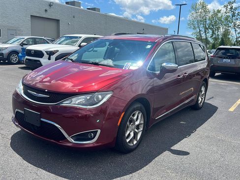 Used 2019 Chrysler Pacifica Limited w/ Advanced Safetytec Group FWD image 2