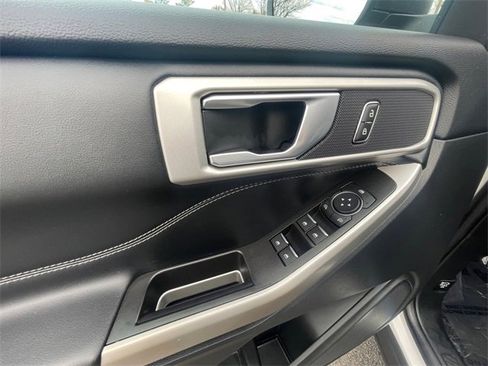 Used 2022 Ford Explorer XLT w/ Equipment Group 202A image 11