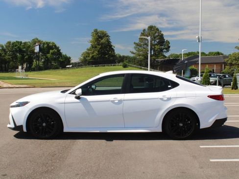 Used 2025 Toyota Camry SE FWD image 12