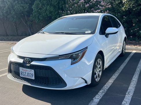 Used 2021 Toyota Corolla LE FWD image 2