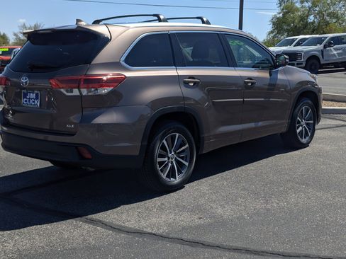 Used 2018 Toyota Highlander XLE w/ Carpet Mat Package (TMS) FWD image 2
