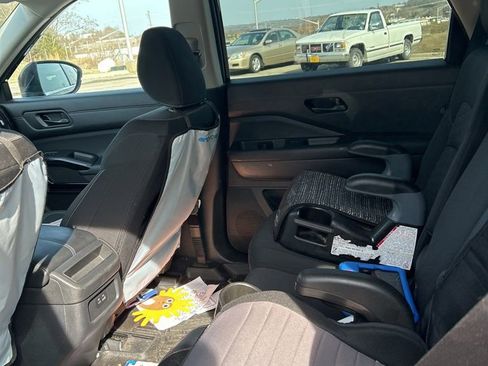 Used 2023 Nissan Pathfinder S image 14