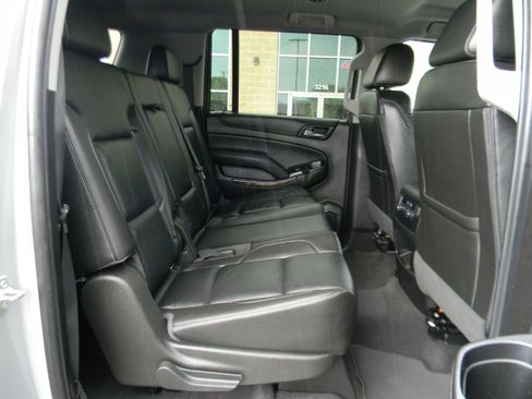 Used 2019 Chevrolet Suburban LT image 6