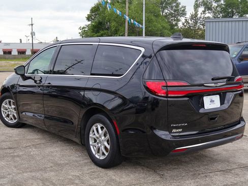 Used 2023 Chrysler Pacifica Touring-L FWD image 2