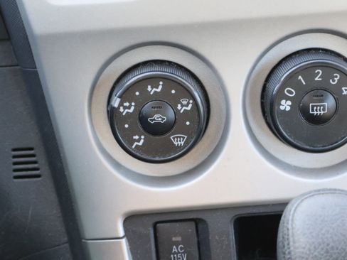 Used 2010 Pontiac Vibe w/ Preferred Package image 26