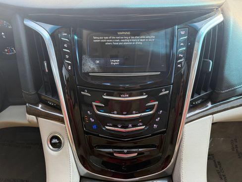 Used 2019 Cadillac Escalade Luxury AWD/4WD image 13