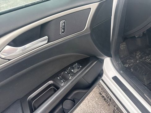 Used 2017 Ford Fusion SE w/ Fusion SE Technology Package image 26