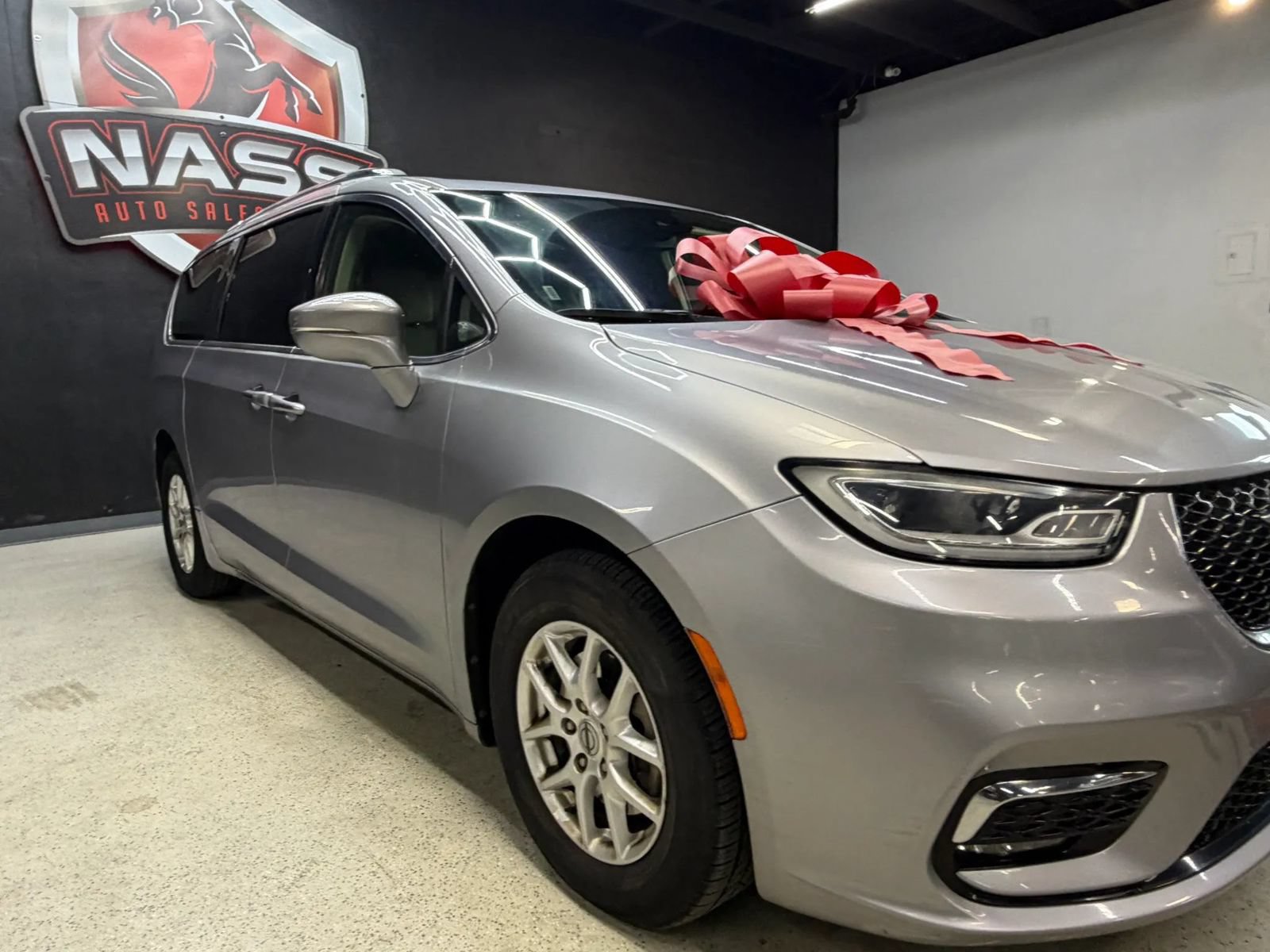 Used 2021 Chrysler Pacifica Touring-L FWD image 3
