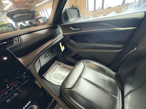 New 2025 Jeep Grand Cherokee Limited w/ Black Appearance Package AWD/4WD image 12