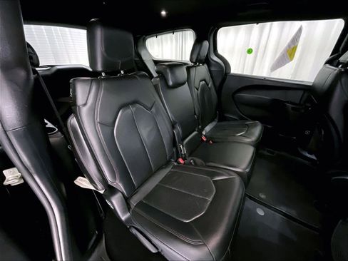 Used 2020 Chrysler Pacifica Touring-L image 16
