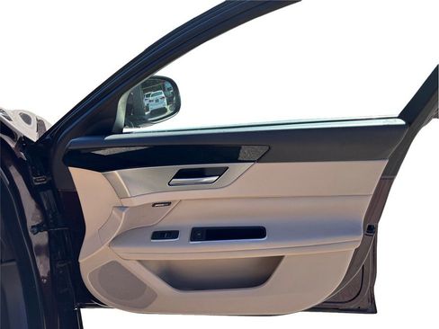 Used 2018 Jaguar XF Premium image 48