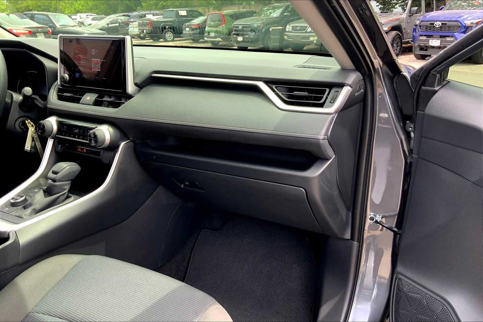 Used 2025 Toyota RAV4 LE AWD/4WD image 18