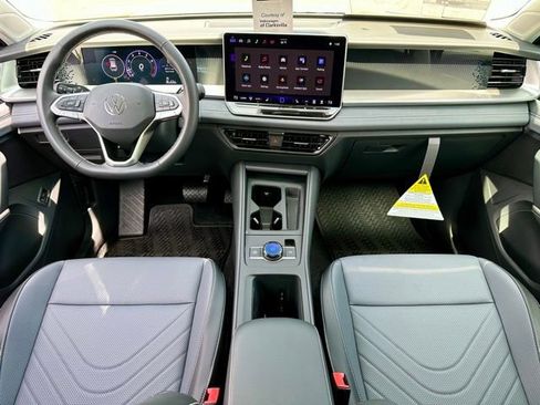 New 2026 Volkswagen Tiguan SE FWD image 17