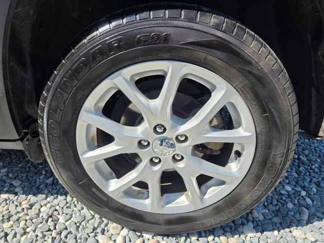 Used 2017 Jeep Cherokee Latitude w/ Cold Weather Group FWD image 10