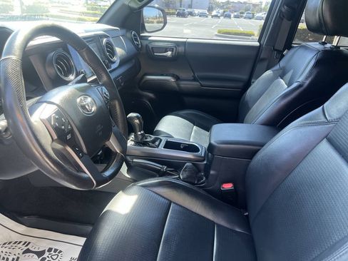 Used 2019 Toyota Tacoma TRD Sport AWD/4WD image 31