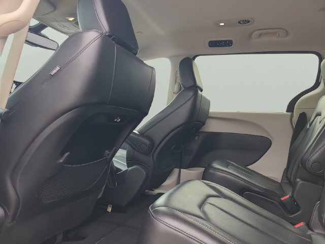 Used 2023 Chrysler Pacifica Touring-L FWD image 12