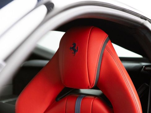 Used 2020 Ferrari 812 Superfast RWD image 40