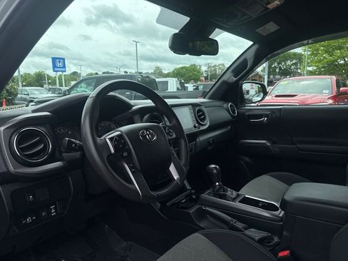 Used 2022 Toyota Tacoma TRD Off-Road w/ Technology Package AWD/4WD image 15