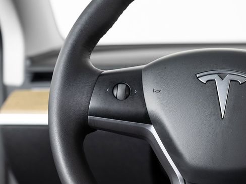 Used 2021 Tesla Model Y Long Range image 32