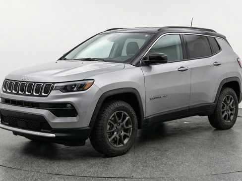 Used 2025 Jeep Compass Trailhawk image 3